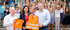 Alexej Erdle und Vitalij Kungel von der Autodoc GmbH übergaben Bildungssenatorin Sandra Scheeres (SPD) die Westen. 