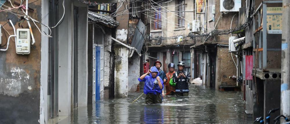 Mit heftigem Regen und Sturmböen hat Taifun Lekima das chinesische Festland erreicht.