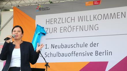 Wie viele Schulplätze fehlen denn nun? Bildungssenatorin Sandra Scheeres (SPD) bei der Schuleröffnung in Mahlsdorf. 