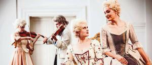 Das Gestern im Heute. Die Kostüme sind der Rokoko-Mode frei nachempfunden und keine exakte Kopien.