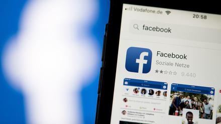 Auf dem Bildschirm eines Smartphones sieht man die Appstore-Seite von Facebook.