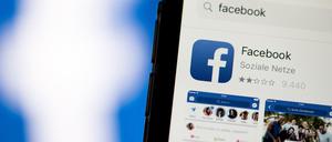 Auf dem Bildschirm eines Smartphones sieht man die Appstore-Seite von Facebook.