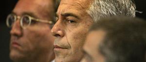  US-Unternehmer Jeffrey Epstein nimmt an einer Gerichtsverhandlung teil. 