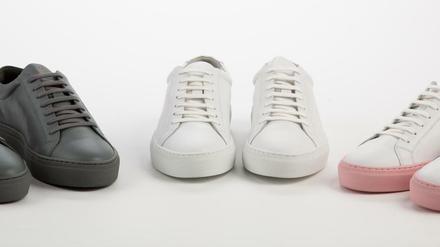 Berliner Modelle. In der Mitte stehen die weißen Turnschuhe mit denen alles anfing, die beiden anderen Paare kamen erst Ende Juli dazu.