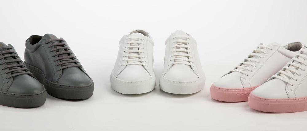Berliner Modelle. In der Mitte stehen die weißen Turnschuhe mit denen alles anfing, die beiden anderen Paare kamen erst Ende Juli dazu.