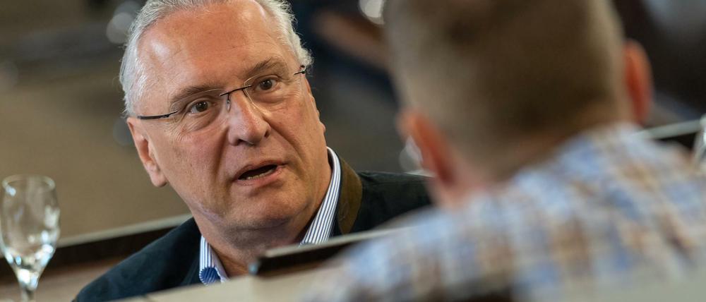 Joachim Herrmann (CSU), Innenminister von Bayern, wertet Ausländer ab. Dennoch gibt es wenig Rassimus-Vorwürfe.