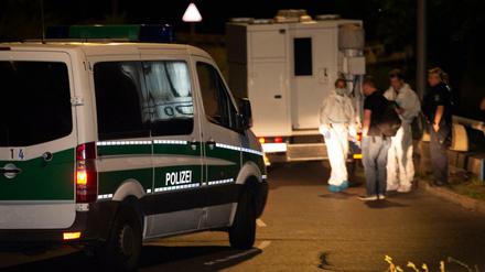 Kriminalbeamte sind nach dem Leichenfund in der Halenseestraße im Einsatz.