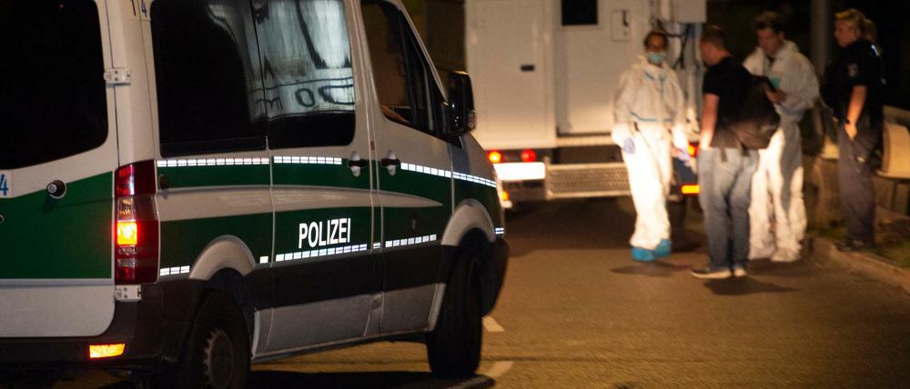Kriminalbeamte sind nach dem Leichenfund in der Halenseestraße im Einsatz.
