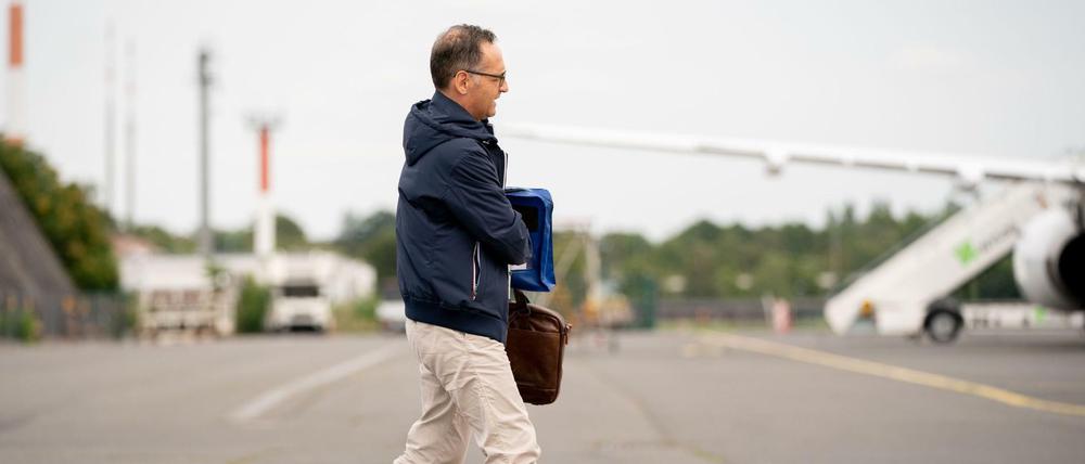rsaHeiko Maas (SPD), Außenminister, geht zum Ersatz-Airbus A319 der Luftwaffe auf dem militärischen Teil des Flughafens Tegel.