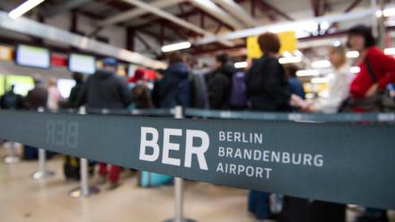 Flugreisende warten an den Check-in-Schaltern im Flughafen Tegel.