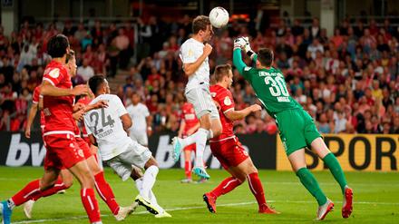 Thomas Müller scheitert auch in dieser Szene am starken Cottbuser Torwart Lennart Moser.