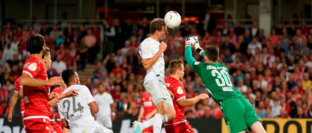 Thomas Müller scheitert auch in dieser Szene am starken Cottbuser Torwart Lennart Moser.