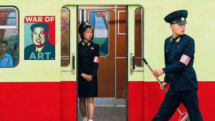Fast schon subversiv. Das Filmplakat „War of Art“ prangt auf einem U-Bahn-Wagen in Pjöngjang. Kenner werden erkennen, dass dieser U-Bahn-Typ mal auf den Schienen der BVG durch Westberlin fuhr. 
