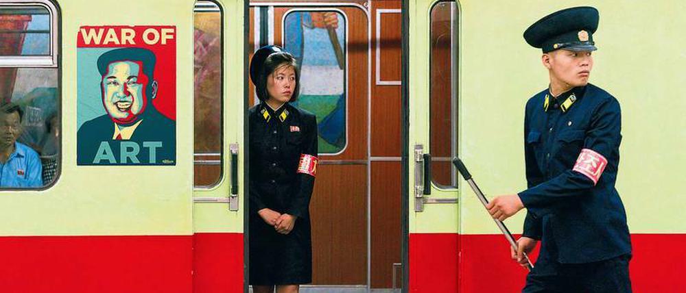 Fast schon subversiv. Das Filmplakat „War of Art“ prangt auf einem U-Bahn-Wagen in Pjöngjang. Kenner werden erkennen, dass dieser U-Bahn-Typ mal auf den Schienen der BVG durch Westberlin fuhr. 