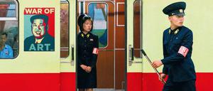 Fast schon subversiv. Das Filmplakat „War of Art“ prangt auf einem U-Bahn-Wagen in Pjöngjang. Kenner werden erkennen, dass dieser U-Bahn-Typ mal auf den Schienen der BVG durch Westberlin fuhr. 