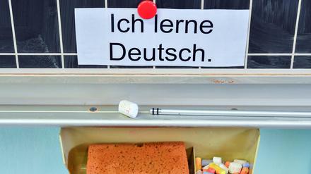 Viele Geflüchtete wünschen sich laut einer Studie mehr Kontakt zu Einheimischen, doch die Sprachbarriere erschwert das. 