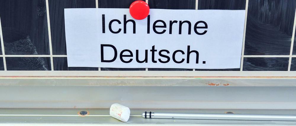 Viele Geflüchtete wünschen sich laut einer Studie mehr Kontakt zu Einheimischen, doch die Sprachbarriere erschwert das.