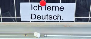 Viele Geflüchtete wünschen sich laut einer Studie mehr Kontakt zu Einheimischen, doch die Sprachbarriere erschwert das. 