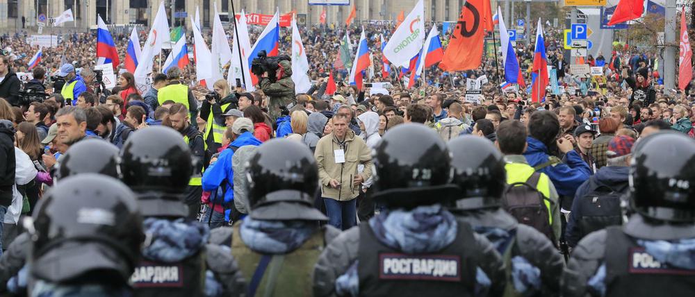 Das Volk und die Machtorgane: Einsatzkräfte gegenüber der Demonstrantenmenge in Moskau. 