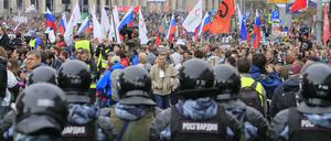 Das Volk und die Machtorgane: Einsatzkräfte gegenüber der Demonstrantenmenge in Moskau.