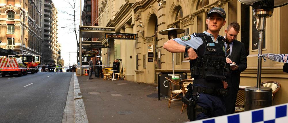 Polizisten sichern den Tatort, an dem ein Mann eine Passantin niedergestochen hatte. Der Täter wurde überwältigt.