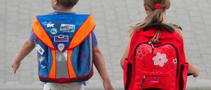 Zwei zukünftige Erstklässler üben das Verhalten auf dem Schulweg und das richtige Überqueren einer Straße.