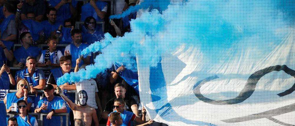 Rauchschwaden aus dem Block. Um die Zukunft des Chemnitzer FC scheint es nicht gut bestellt zu sein.