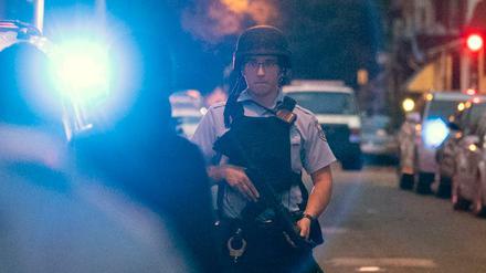 Polizisten stehen zur Kontrolle von Passanten auf einer Straße in Philadelphia.