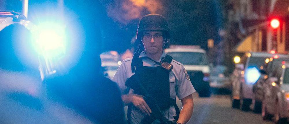 Polizisten stehen zur Kontrolle von Passanten auf einer Straße in Philadelphia. 