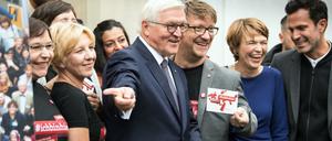 Bundespräsident Frank-Walter Steinmeier (M.) beim Bürgerfest im Garten von Schloss Bellevue am Stand von "#ichbinhier".