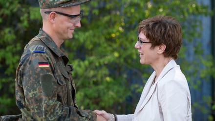 Annegret Kramp-Karrenbauer (CDU), Bundesverteidigungsministerin, bei einem Besuch von Soldaten. 