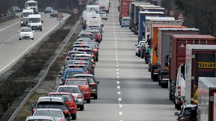 Fahrer von PKW und LKW bilden auf der Autobahn eine Rettungsgasse.