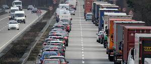 Fahrer von PKW und LKW bilden auf der Autobahn eine Rettungsgasse.