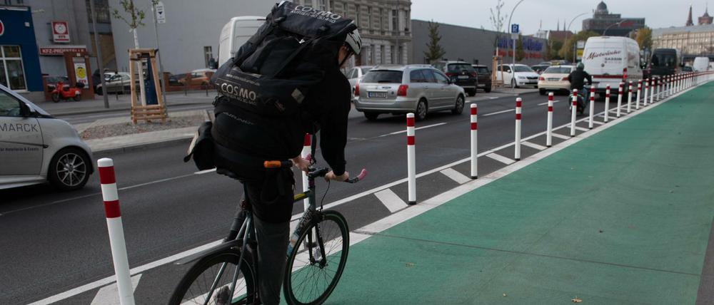 Der Radweg an der Holzmarktstraße ist bereits durch Poller geschützt. Nun sollen acht weitere Straßen hinzukommen.