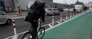 Der Radweg an der Holzmarktstraße ist bereits durch Poller geschützt. Nun sollen acht weitere Straßen hinzukommen.