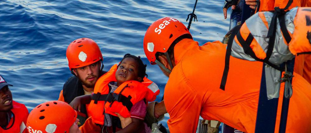Seenotretter, die ein Kind an Bord des Rettungsschiffes «Alan Kurdi» hieven (Symbolbild)