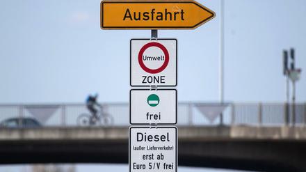 Ein Schild weist auf das Diesel-Fahrverbot für Dieselfahrzeuge unter Euro 5 hin.