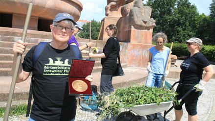 Sauber machen: Carsten Meyer, Initiator der Gärtnerinitiative Arnswalder Platz in Prenzlauer Berg.