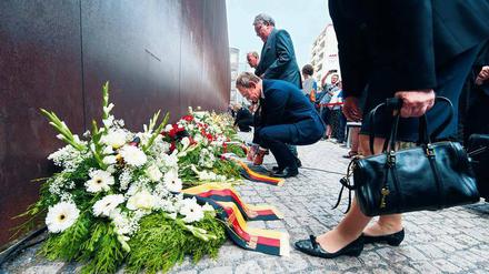 Gedenken: Berlins Regierender Bürgermeister Michael Müller legte gemeinsam mit anderen Kränze nieder. 