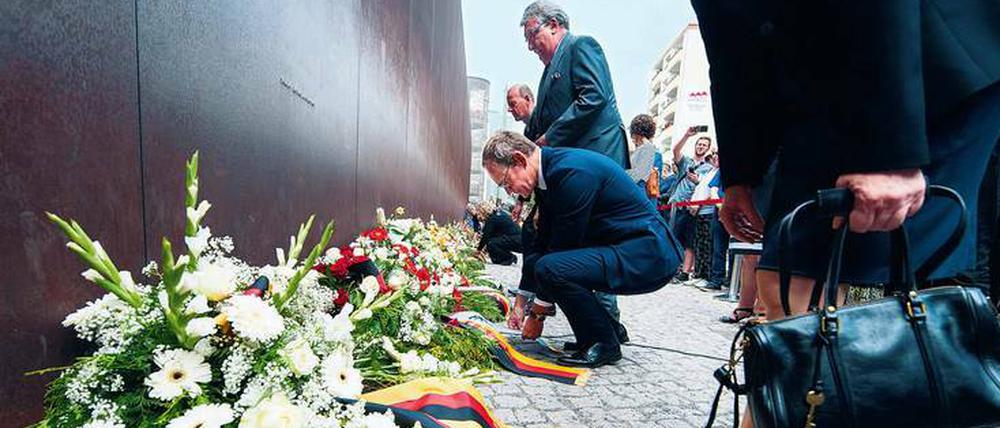 Gedenken: Berlins Regierender Bürgermeister Michael Müller legte gemeinsam mit anderen Kränze nieder. 