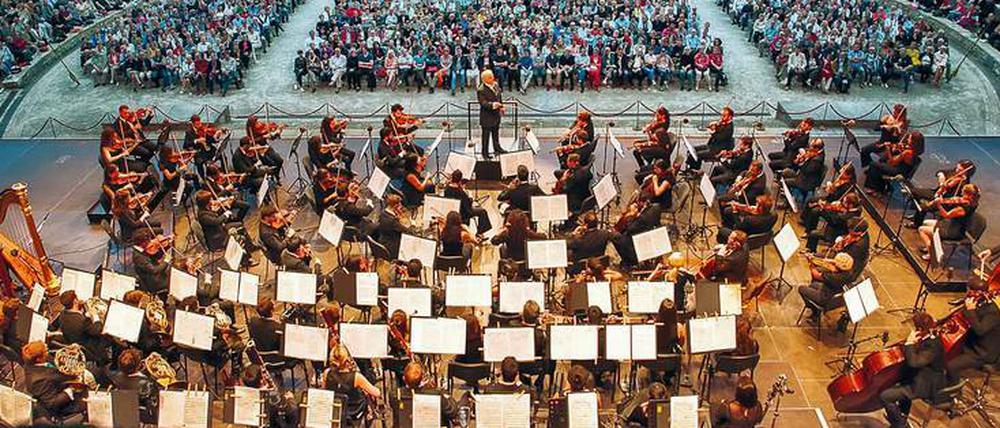 Für die Fankurve. Barenboim und sein Orchester sind Stammgäste in der Waldbühne.