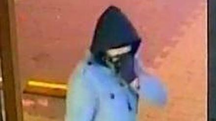 Der Unbekannte soll am 24. Januar 2019 eine Tankstelle in Spandau überfallen haben.