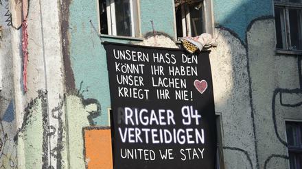 Ein Transparent hängt an der Fassade des Hauses an der Rigaer Straße (Archivbild).