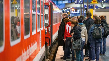 Der Interregio-Express (IRE) Berlin-Hamburg hält auch am Ostbahnhof.