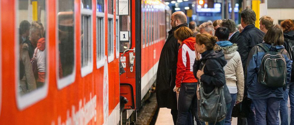 Der Interregio-Express (IRE) Berlin-Hamburg hält auch am Ostbahnhof.