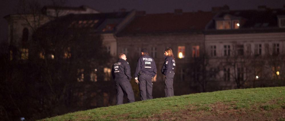 Nächtliche Polizeikontrolle im Görlitzer Park in Berlin-Kreuzberg.