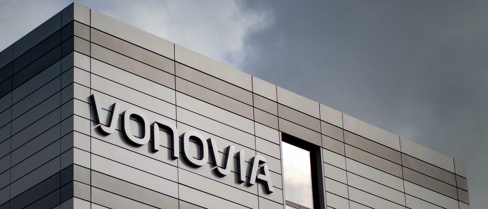 Bochum: Der Schriftzug des Wohnungsunternehmens "Vonovia" hängt an der Firmenzentrale (Archivbild).