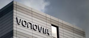 Bochum: Der Schriftzug des Wohnungsunternehmens "Vonovia" hängt an der Firmenzentrale (Archivbild). 