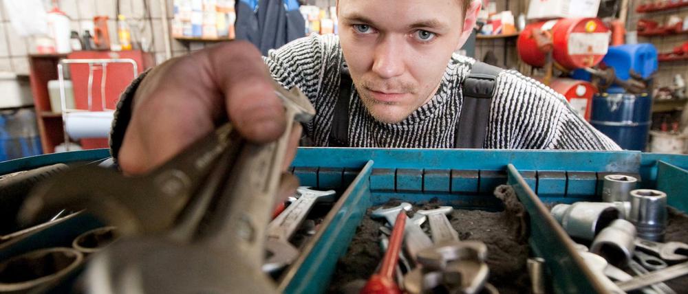 Mechaniker in einer Werkstatt.
