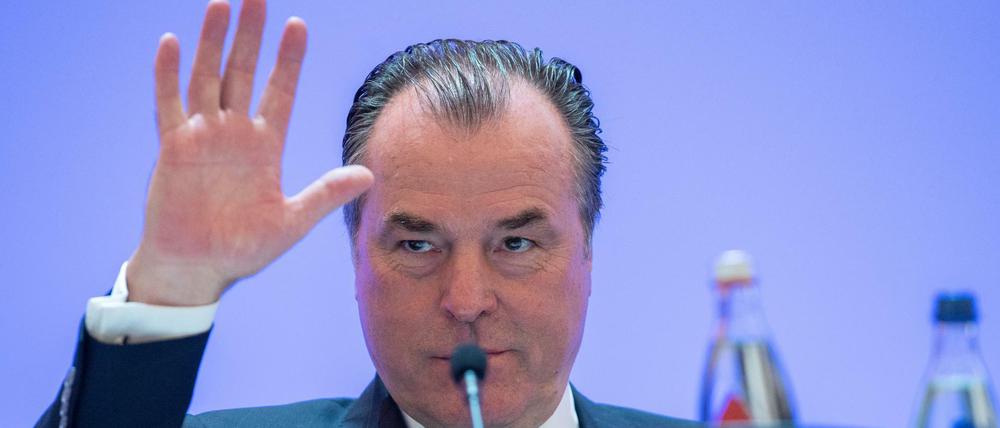 Abschied auf Zeit - oder für immer? Schalkes Chef Clemens Tönnies steht unter Druck.